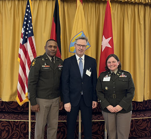 das Bild zeigt: Major General Ragin, Staatssekretär Dr. Matthias Frey und Colonel Katherine Gowel 