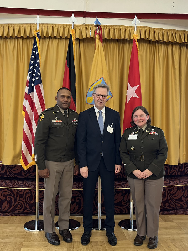 das Bild zeigt: Major General Ragin, Staatssekretär Dr. Matthias Frey und Colonel Katherine Gowel 