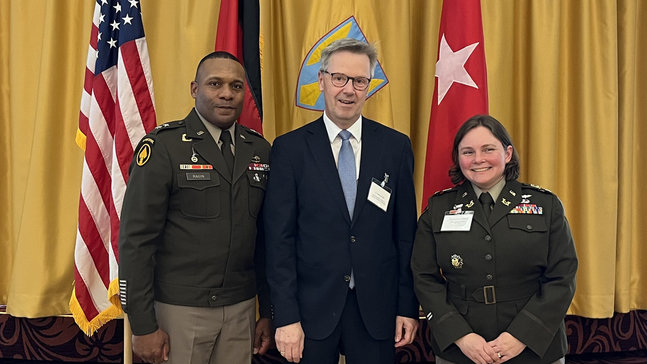 das Bild zeigt: Major General Ragin, Staatssekretär Dr. Matthias Frey und Colonel Katherine Gowel 