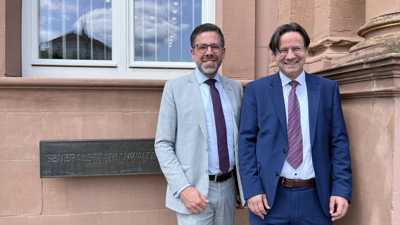 das Bild zeigt: Justizminister Philipp Fernis und Generalstaatsanwalt Martin Graßhoff