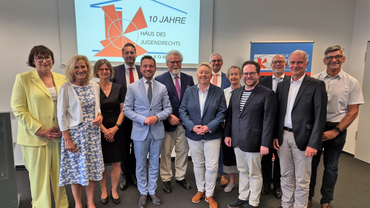 Das Bild zeigt: Anette Moesta, Dr. Anna Köbberling, Victoria Müller-Ensel, Daniel Stich, David Langner, Herbert Mertin, Ulrike Mohrs,  Jürgen Süs, Doris Schneider, Pascal Balziong, Mario Mannweiler, Thomas Becker und Guido Steffens