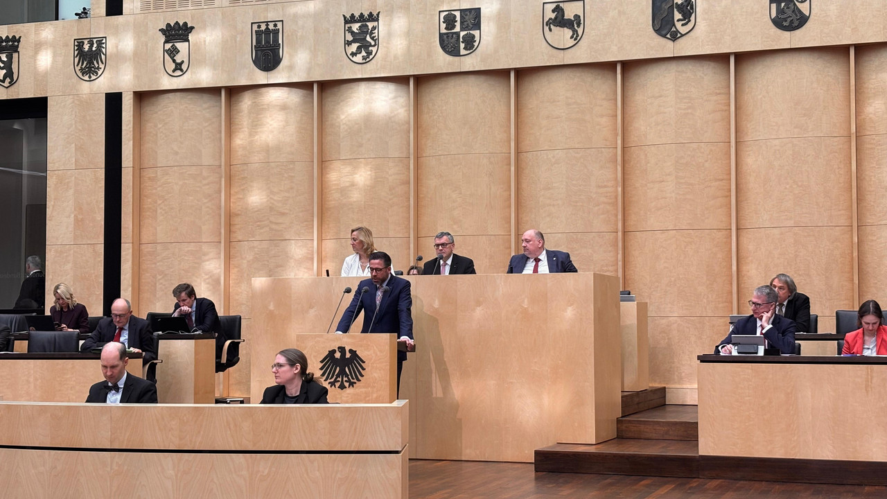 das Bild zeigt: Justizminister Philipp Fernis im Bundesrat