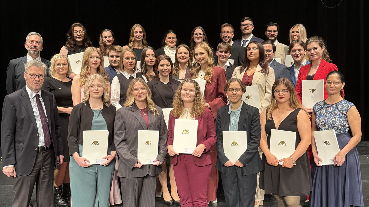 das Bild zeigt: Die Absolventinnen und Absolventen der Hochschule für Rechtspflege Schwetzingen mit Staatssekretär Dr. Matthias Frey, PräsOLG Thomas Henrichs und der Vorsitzenden des Landesverbands des BDR Jella Fiebach