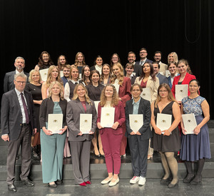 das Bild zeigt: Die Absolventinnen und Absolventen der Hochschule für Rechtspflege Schwetzingen mit Staatssekretär Dr. Matthias Frey, PräsOLG Thomas Henrichs und der Vorsitzenden des Landesverbands des BDR Jella Fiebach