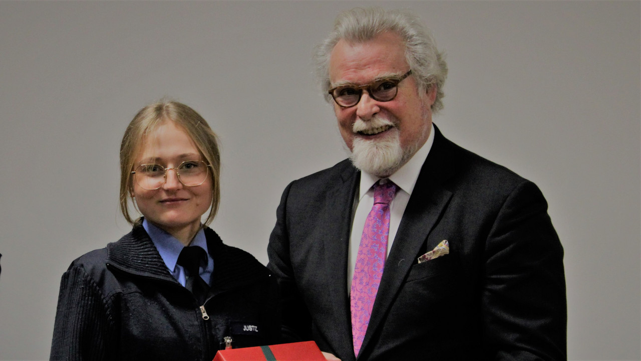 Das Bild zeigt Justizminister Herbert Mertin und die Lehrgangsbeste Isabell Stumpf