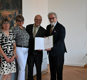 Das Bild zeigt: Direktorin des Amtsgerichts Bad Kreuznach Brigitte Hill, Miryan Sturm, Manfred Sturm und Justizminister Herbert Mertin