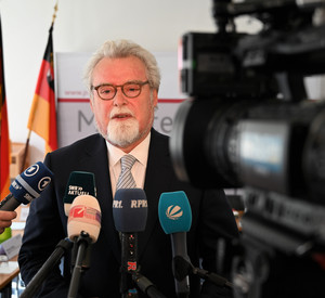 Das Bild zeigt: Justizminister Herbert Mertin