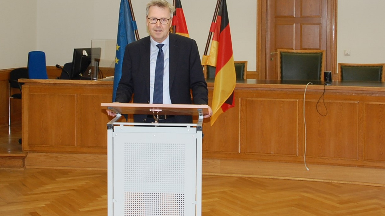 Justizstaatssekretär Dr. Matthias Frey am Rednerpult