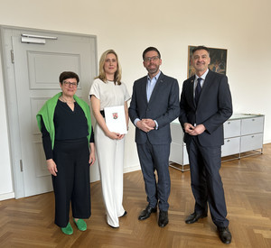 das Bild zeigt: Sandra Neu, Carolin Bucksteeg, Justizminister Philipp Fernis und Thomas Messer