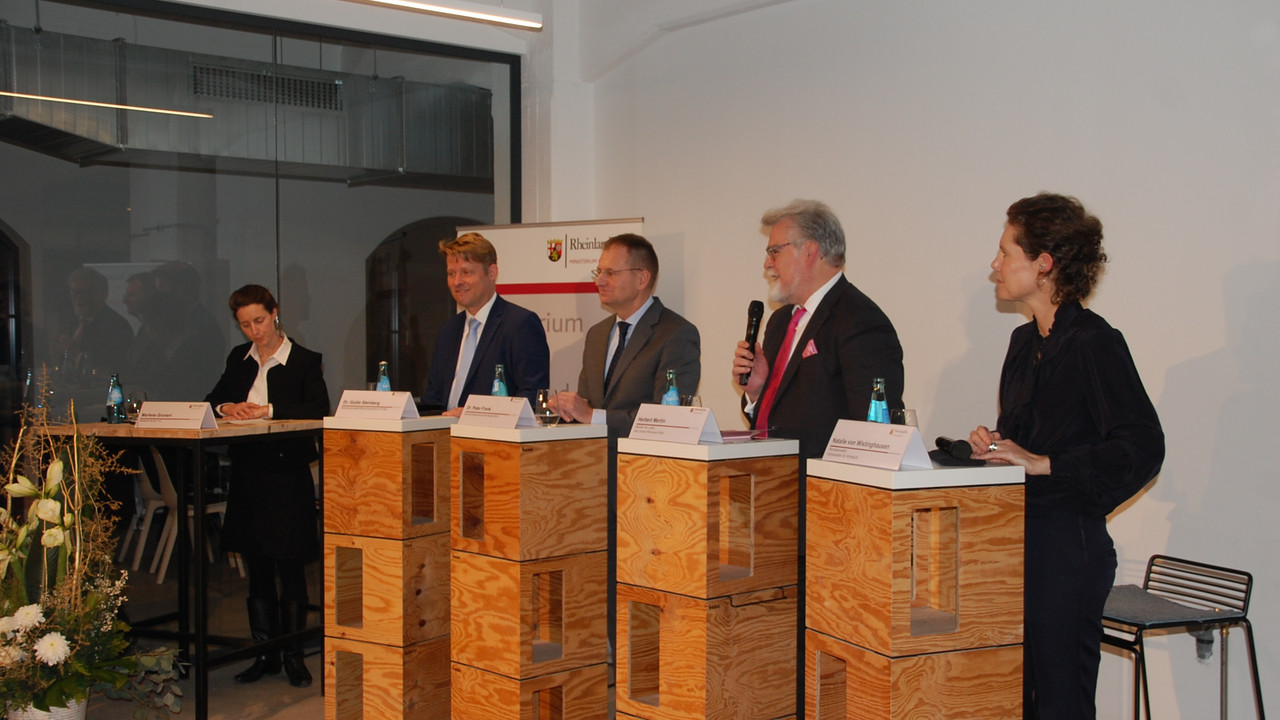 Redakteurin bei der F.A.Z. Marlene Grunert, Islamwissenschaftler Dr. Guido Steinberg, Generalbundesanwalt Dr. Peter Frank, Justizminister Herbert Mertin und Rechtsanwältin Natalie von Wistinghausen bei der Podiumsdiskussion