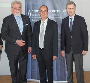 Gruppenfoto von Justizminister Herbert Mertin, Oberstaatsanwalt a. D. Thomas Albrecht und Staatssekretär Dr. Matthias Frey