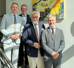 Gruppenfoto von Thomas Henrichs, Dr. Manfred Grüter, Justizminister Herbert Mertin und Dr. Marcel Heinemann