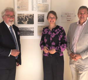 Gruppenfoto von Justizminister Herbert Mertin, Dr. Elisabeth Thalhofer und Thomas Henrichs vor der Ausstellung