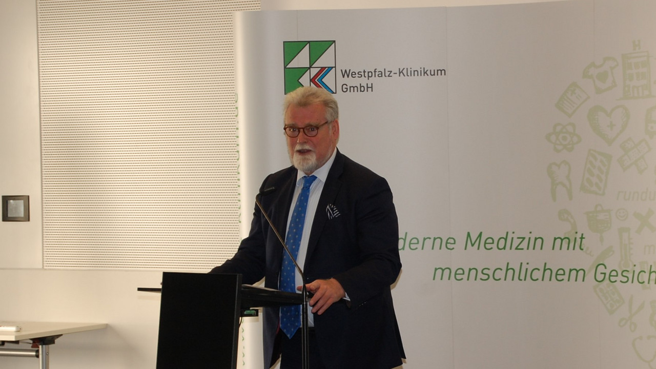 Justizminister Herbert Mertin am Rednerpult