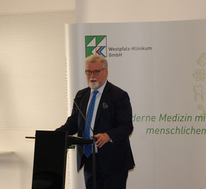 Justizminister Herbert Mertin am Rednerpult