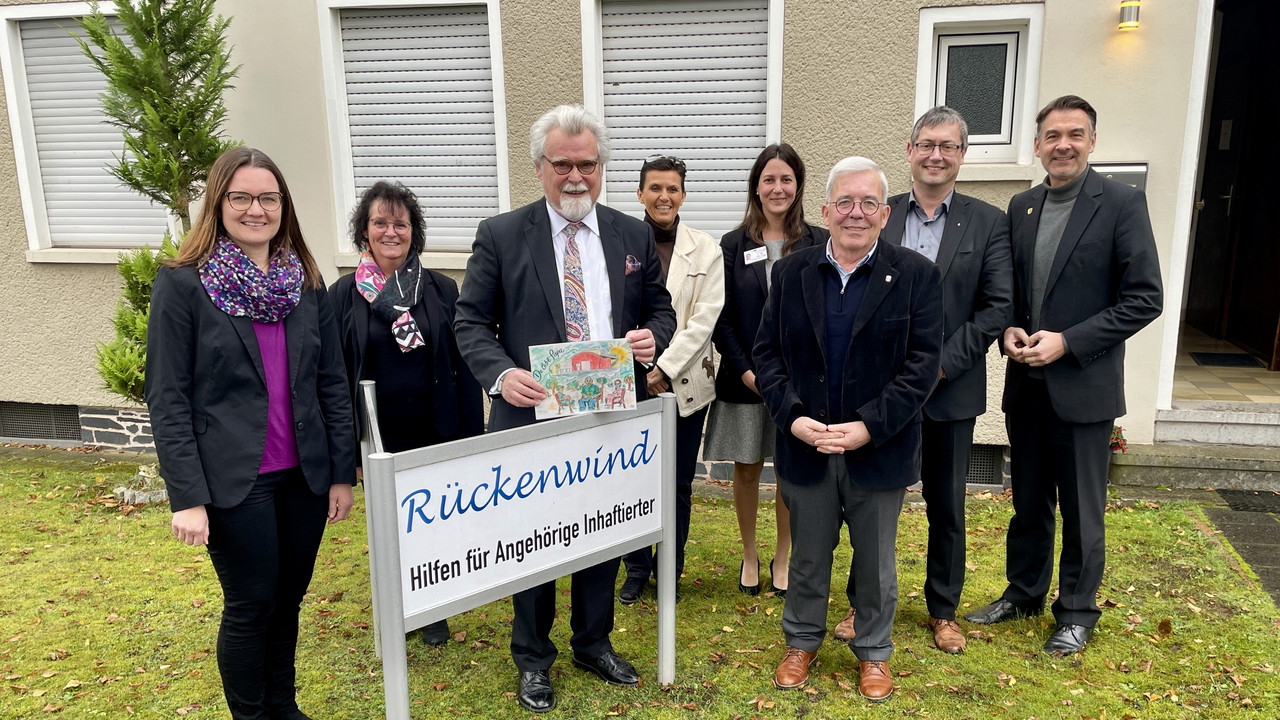 Das Bild zeigt: Melanie Begon, Stefanie Löwen, Justizminister Herbert Mertin, Elena Deliargyris, Anna Kohlhaas, Hans-Peter Pesch, Christoph Wutz und Thomas Messer