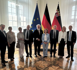 Das Bild zeigt: Stephan Eckert mit Christine-Maria Eckert, Sonja Wildschütz mit Martin Wildschütz, Justizminister Herbert Mertin, Ulrike von Senden und Uwe Pierre Goltzsche, Delphine Hambach und Matthias Hambach