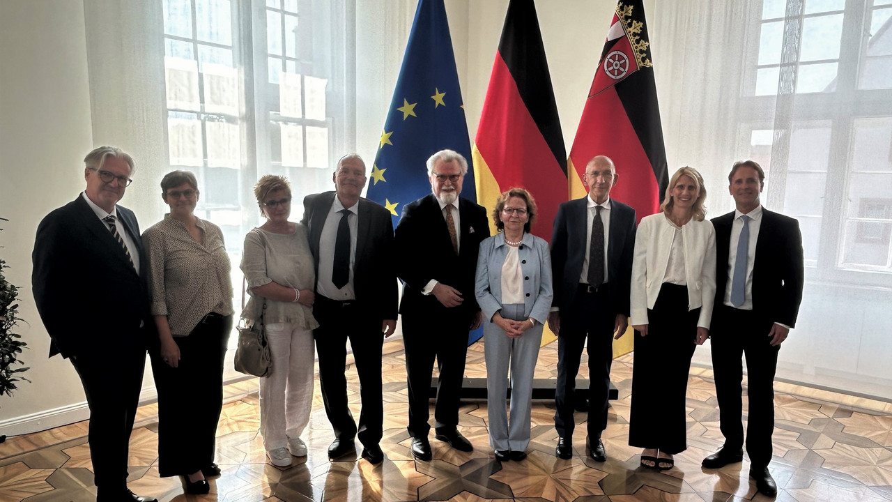 Das Bild zeigt: Stephan Eckert mit Christine-Maria Eckert, Sonja Wildschütz mit Martin Wildschütz, Justizminister Herbert Mertin, Ulrike von Senden und Uwe Pierre Goltzsche, Delphine Hambach und Matthias Hambach