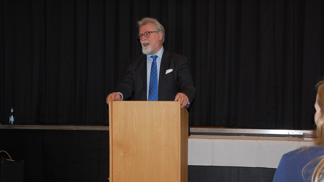 Justizminister Herbert Mertin am Rednerpult