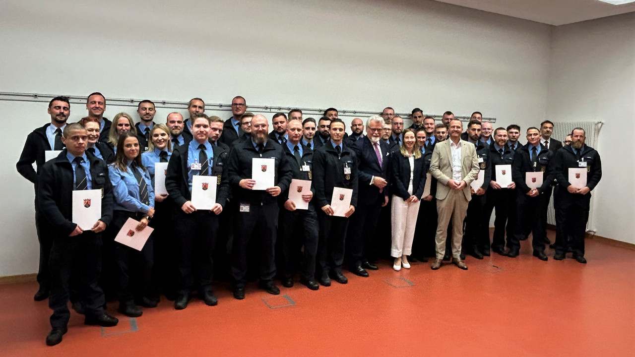 Das Bild zeigt: Die Absolventinnen und Absolventen der Justizvollzugsschule Rheinland-Pfalz mit Justizminister Herbert Mertin, Staatssekretär Dr. Jens Diener und Frau Kunz-de Boer