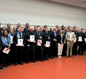 Das Bild zeigt: Die Absolventinnen und Absolventen der Justizvollzugsschule Rheinland-Pfalz mit Justizminister Herbert Mertin, Staatssekretär Dr. Jens Diener und Frau Kunz-de Boer