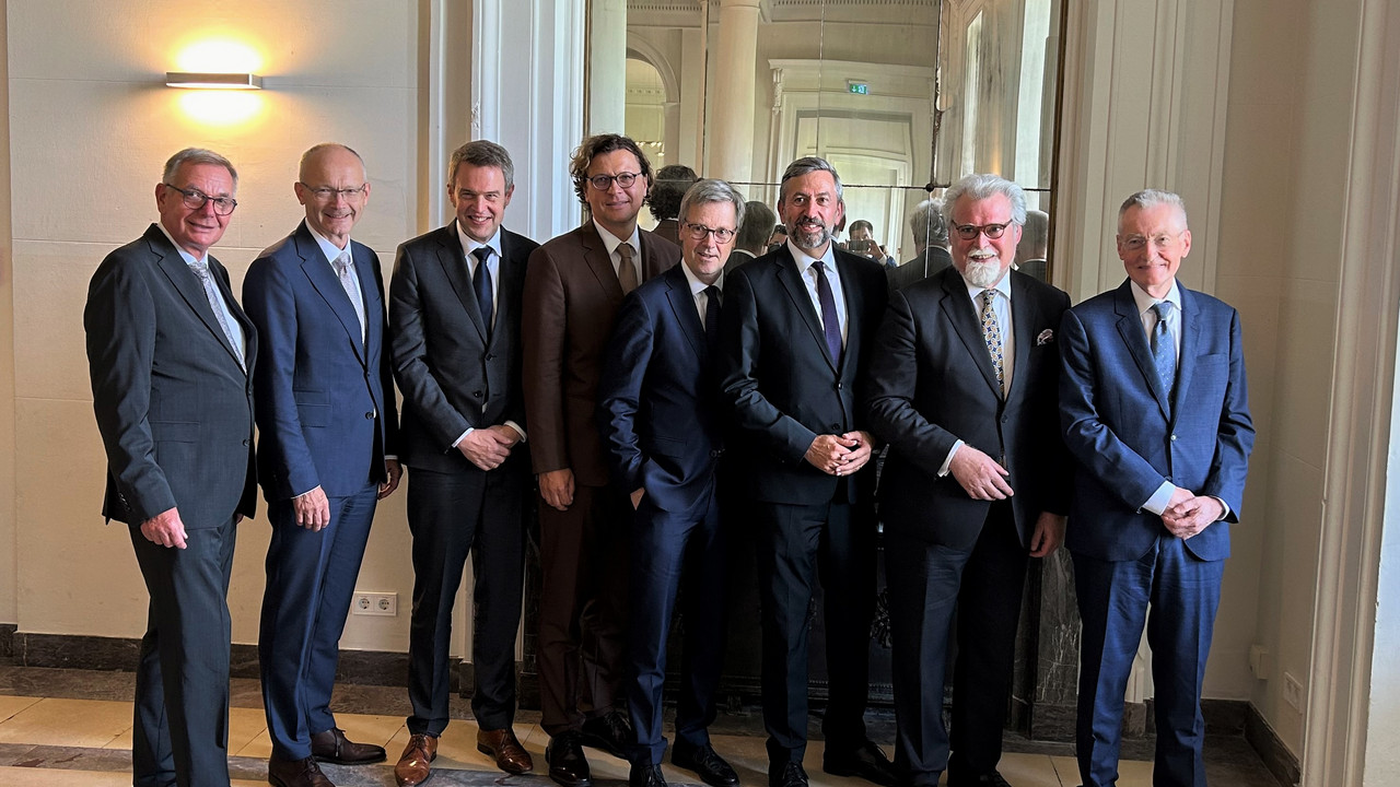 Das Bild zeigt: JR Dr. Ulrich Dempfle, Dr. Helmut Martin, Prof. Dr. Jens Bormann, Marius Stračkaitis, Dr. Matthias Frey, Thomas Henrichs, Herbert Mertin und Richard Bock