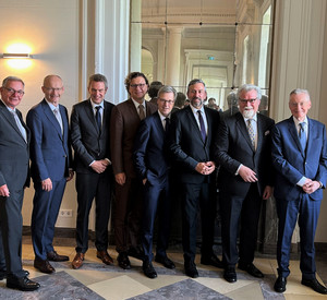 Das Bild zeigt: JR Dr. Ulrich Dempfle, Dr. Helmut Martin, Prof. Dr. Jens Bormann, Marius Stračkaitis, Dr. Matthias Frey, Thomas Henrichs, Herbert Mertin und Richard Bock