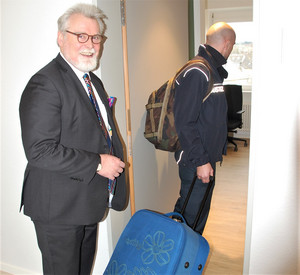 Justizminister Herbert Mertin und Ronny Freyer mit einem Koffer während des Einzugs in das Internatsgebäude der Justizvollzugsschule