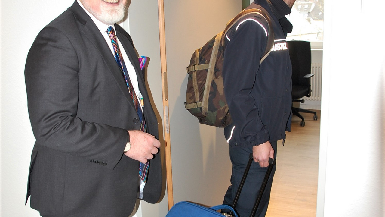 Justizminister Herbert Mertin und Ronny Freyer mit einem Koffer während des Einzugs in das Internatsgebäude der Justizvollzugsschule