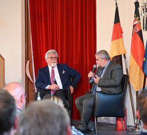 Justizminister Herbert Mertin und Richter des Bundesverfassungsgerichts a.D. Peter Müller auf dem Podium