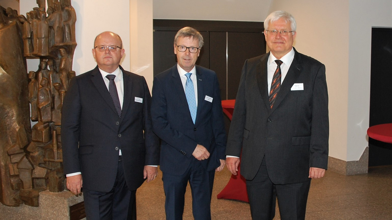 Gruppenfoto von Herr RA Spiekermann, Staatssekretär Dr. Frey und Prof. Dr. Eckardt