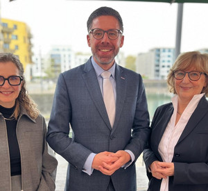 das Bild zeigt: Andrea Nesseler-Hellmann, Justizminister Philipp Fernis und Dr. Bettina Freimund-Holler