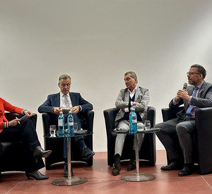 das Bild zeigt: Birgitta Weber, Prof. Dr. Dr. h.c. (NLU Charkiw) Lars Brocker, Prof. Dr. Dr. Michel Friedman und Justizminister Philipp Fernis