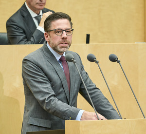 das Bild zeigt: Justizminister Philipp Fernis 
