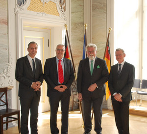 Gruppenfoto von v.l.n.r. Prof. Dr. Lars Brocker, Georg Schmidt, Herbert Mertin und Heribert Kröger