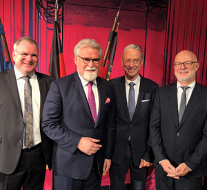 Das Bild Zeigt Generalstaatsanwalt Harald Kruse, Justizminister Herbert Mertin, Generalstaatsanwalt a.d. Dr. Jürgen Brauer und Leitender Oberstaatsanwalt Mario Mannweiler