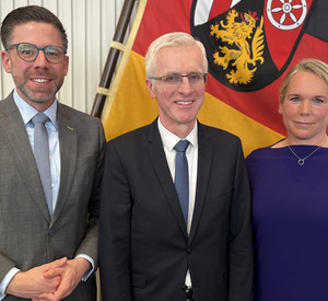 das Bild zeigt: Justizminister Philipp Fernis, Klaus Burkhart, Dr. Isabel Eggers-Wronna 