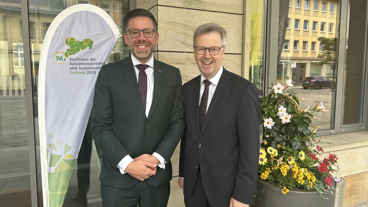 das Bild zeigt: Justizminister Philipp Fernis und Justizstaatssekretär Dr. Matthias Frey