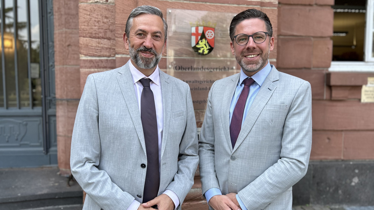 das Bild zeigt: Präsident des Oberlandesgerichts Thomas Henrichs und Justizminister Philipp Fernis 