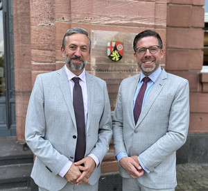 das Bild zeigt: Präsident des Oberlandesgerichts Thomas Henrichs und Justizminister Philipp Fernis 