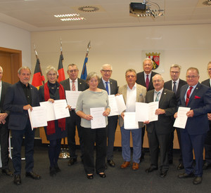 Gruppenfoto von: Präsident des Finanzgerichts Neusadt Klaus Burkhart, Dr. Hans-Jürgen Raven, Irmgard Neugebauer, Dieter Dieler, Marlies Seibert-Schüler, Hans-Friedser Dippi, Artur Knittel, Dr. Hermann Eicher, Bernd Clemens, Staatssekretär Dr. Matthias Frey, Josef Bauer, und der Präsident des Verwaltungsgerichts Neustadt Dr. Christof Berthold