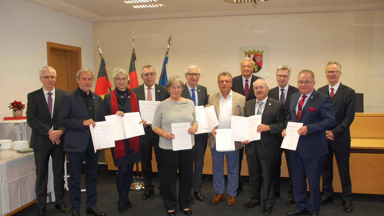 Gruppenfoto von: Präsident des Finanzgerichts Neusadt Klaus Burkhart, Dr. Hans-Jürgen Raven, Irmgard Neugebauer, Dieter Dieler, Marlies Seibert-Schüler, Hans-Friedser Dippi, Artur Knittel, Dr. Hermann Eicher, Bernd Clemens, Staatssekretär Dr. Matthias Frey, Josef Bauer, und der Präsident des Verwaltungsgerichts Neustadt Dr. Christof Berthold