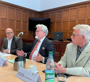 Markus Greef, Herbert Mertin und Guido Krieg bei einer Besprechung am Tisch