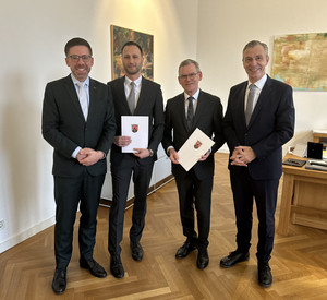 das Bild zeigt: v.l.n.r.: Justizminister Philipp Fernis, Stefan Jakobs, Heribert Kröger und Prof. Dr. Dr. h.c. Lars Brocker