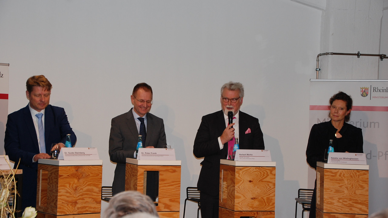 Islamwissenschaftler Dr. Guido Steinberg, Generalbundesanwalt Dr. Peter Frank, Justizminister Herbert Mertin und Rechtsanwältin Natalie von Wistinghausen bei der Podiumsdiskussion