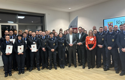 Justizminister Philipp Fernis gratuliert Absolventinnen und Absolventen der Justizvollzugsschule Rheinland-Pfalz Justizminister Philipp Fernis gratuliert Absolventinnen und Absolventen der Justizvollzugsschule Rheinland-Pfalz