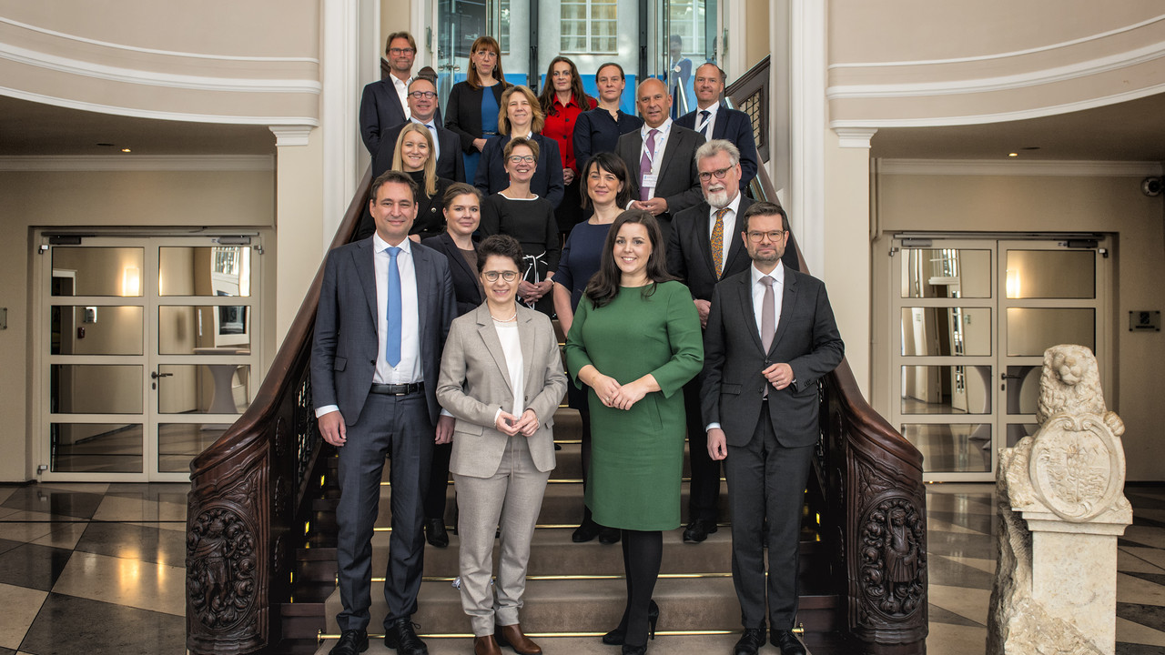 Gruppenfoto: Bundesjustizminister Dr. Marco Buschmann mit den Justizministerinnen und Justizministern der Länder © Florian von Ploetz