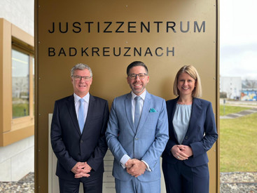 Amtswechsel am Landgericht Bad Kreuznach – Justizminister Philipp Fernis führt Martina Kohlmeyer feierlich in Amt als Präsidentin ein Amtswechsel am Landgericht Bad Kreuznach – Justizminister Philipp Fernis führt Martina Kohlmeyer feierlich in Amt als Präsidentin ein