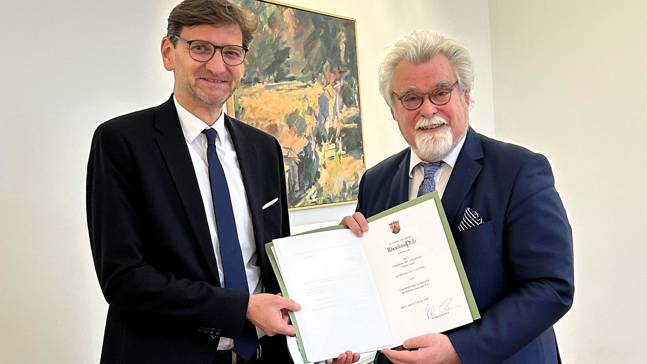 das Bild zeigt: Präsident des Landgerichts Mainz Tobias Eisert und Justizminister Herbert Mertin