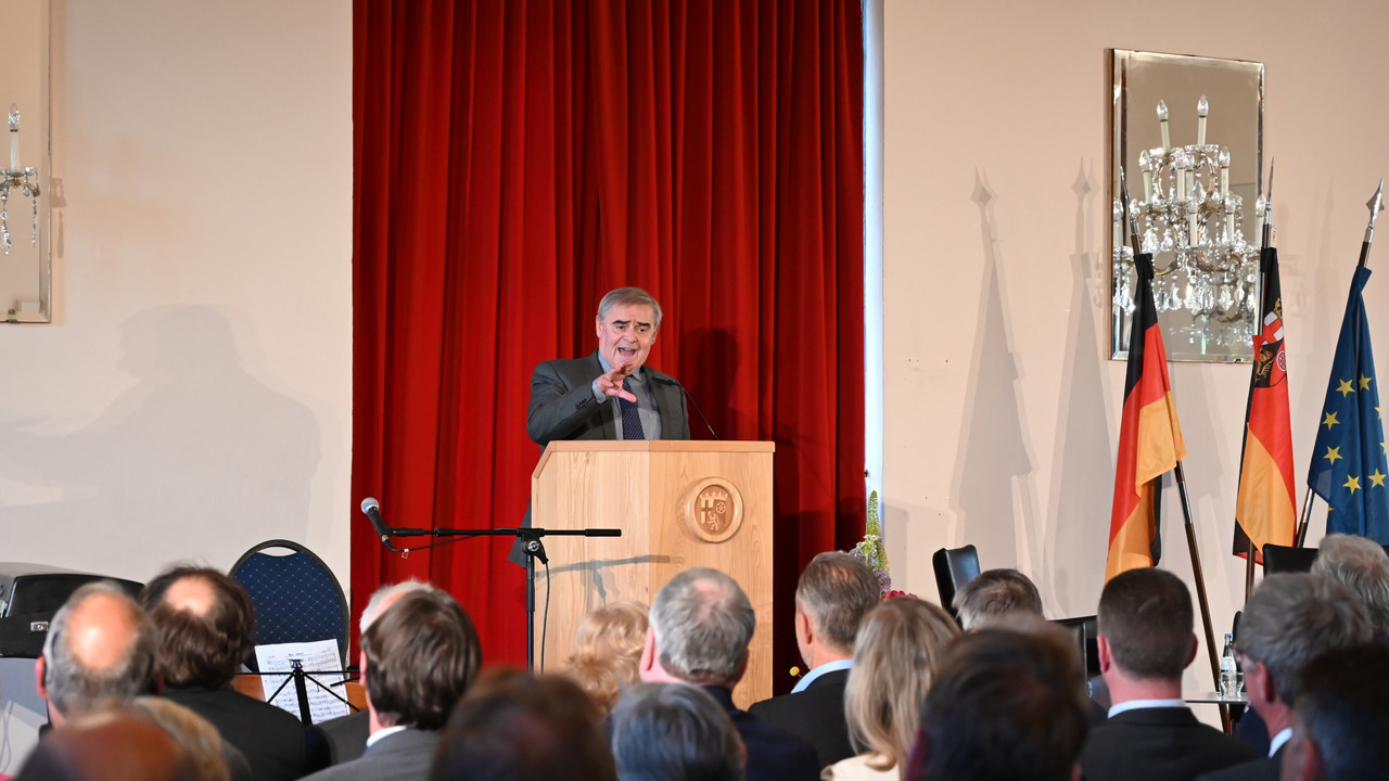 Richter des Bundesverfassungsgerichts a.D. Peter Müller  am Rednerpult bei seiner Ansprache